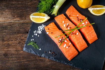 SALMÓN-A-LA-SOJA-CON-CALABACÍN-Y-PUERRO