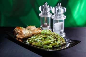 2018.09.24.-JUDIAS-VERDES-CON-PARMESANO-PICATOSTES-Y-POLLO-AL-TOMILLO-EN-SALSA-DE-ALBAHACA
