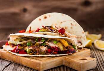 2018.10.22.-FAJITAS-DE-POLLO-MEXICANAS-CON-SALSA-PICANTE-