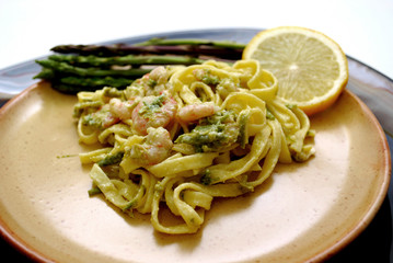 Macarrones con Trigueros, Langostinos y Piñones