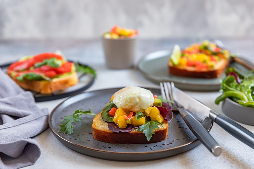 TOSTADAS DE PICO DE GALLO CON HUEVO ESCALFADO